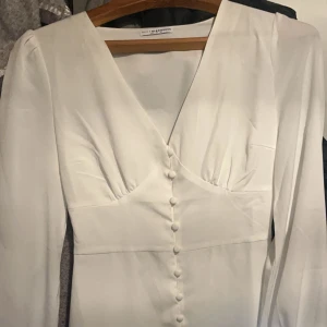 Klänning - Säljer min vita klänning ifrån Nelly, aldrig använd då den va för liten för mig och vi hann ej skicka tillbaka💕skriv för fler bilder