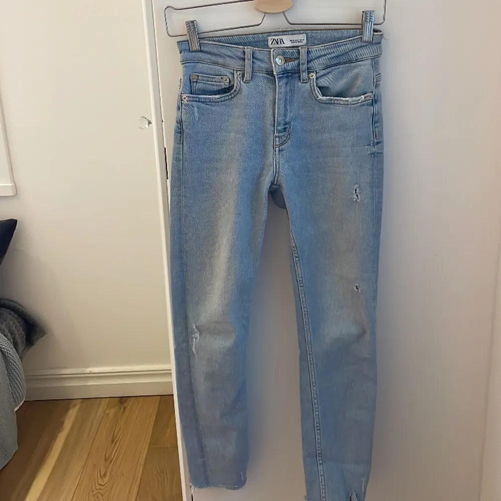 Fina zara jeans lågmidjade säljer pga de blivit för små. . Jeans & Byxor.