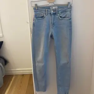 Fina zara jeans lågmidjade säljer pga de blivit för små. 