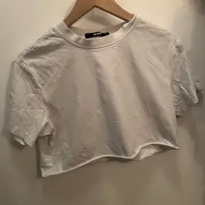 Fin vit t-shirt i bra skick. Knappt använd. Säljs då den inte kommit till använd.
