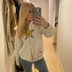 Vit hoodie  - En vit hoodie ja fick för ett år sen men som inte kommer till användning, går inte att köpa längre och vet inte va de är för märke riktigt men super bra skick och sitter fint!