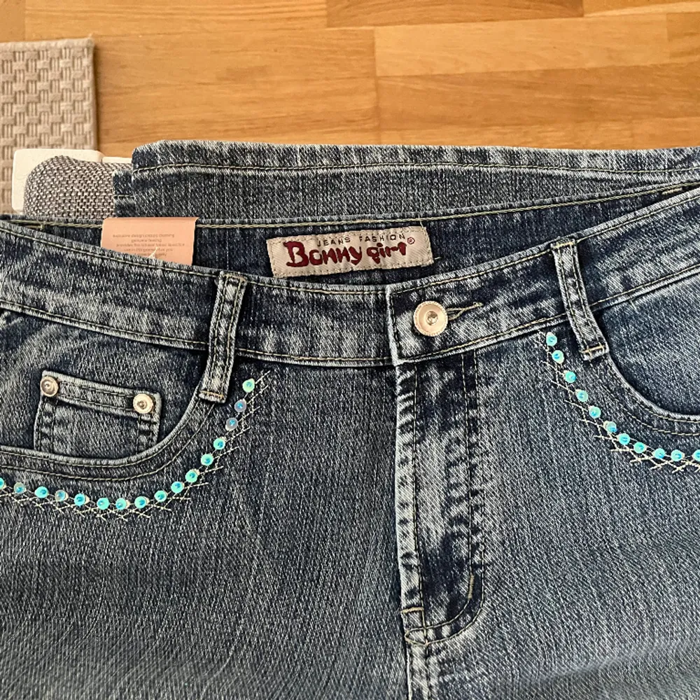 Lågmidjade jeans mer prislapp kvar. Köpta på second hand, men säljer då dom var förstora för mig. Jättefina detaljer på fickor mm. Midjemått rakt över: 37cm Innebenslängd: 85cm Total längd: 108cm. Jeans & Byxor.