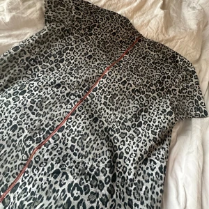 Topp - Snygg topp med cool detalj på ryggen!!