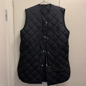 Quiltad väst från Arket - Quiltad väst. Ny utan prislappar, aldrig använd utomhus. Tyvärr är den för stor för mig ☺️