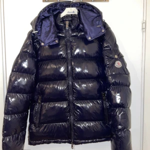 Moncler maya jacka blå  - Tjena sälja min Moncler jacka som e i färgen marinblå, knappast använd säljer den för e sugen på nån ny, storlek 2, kan skickas men köparen står för frakten 👍 