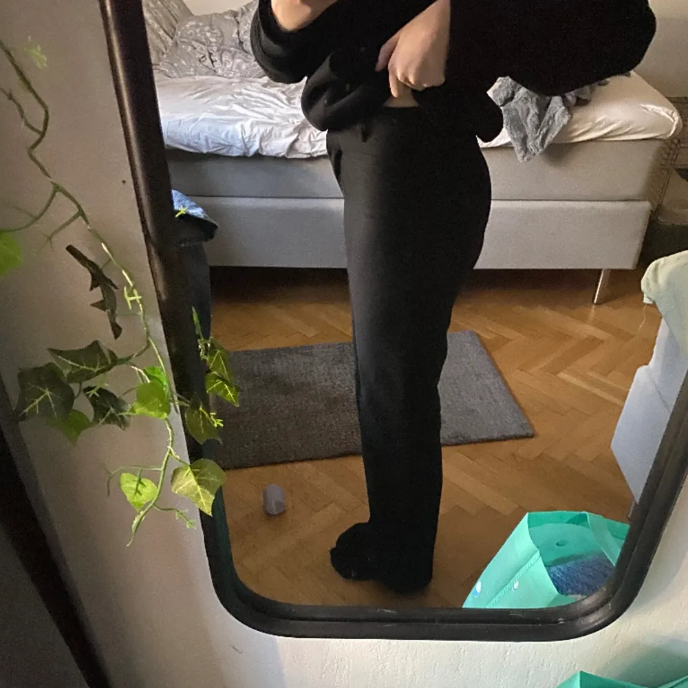 Säljer dessa kostym byxorna från weekday. De har inga tecken på användning och ser gott som nya ut. Midjemåttet är runt 75cm. Farkut & Housut.
