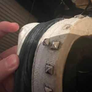 Valentino nitar - Säljer dessa valentino liknande nitarna som funkar väldigt bra till flycrews perfekt för dig som saknar nitar och vill att dina skor ska se fräschare ut. Lite plattare är original men samma storleksmässigt  40kr/st pris är diskuterbart!