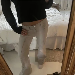 Super snygga jeans!! - Super snygga hm jeans i beige grå färg. Storlek 42 men sitter bra på mig som är 38, passar mig i längden som är 177. Sparsamt använda i nyskick, köpta för 500kr ca.