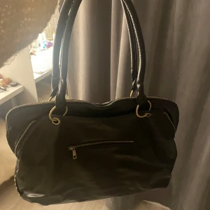 Axelväska - Säljer denna super fina lite större axelväska från Zara med fina detaljer på sidan💖💖