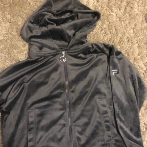 Filahoodie - Fila-hoodien är i bra skick nästan aldrig använd och har ett mjukismaterial som juciy 😊