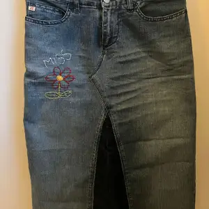 Unik midi jeanskjol med brodering på ena sidan. Köpt second hand men är från miss sixty🩷. Säljer så den tyvärr är för liten för mig. Skriv om ni har några andra frågor!