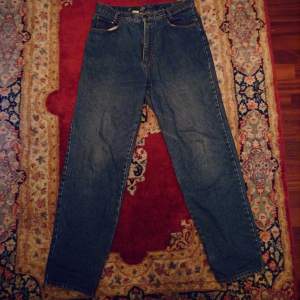 fina baggy jeans, lite slitna längst ned (bild 2). skulle gissa att det är strl L. lite mom jeans feel, men större i benen.