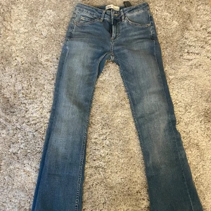 Jeans - Jättefina jeans från zara som passar perfekt för mig som är 162 eventuellt lite långa❤️ dom är någonting emellan lågmidjade och midwaist och säljs för att dom inte satt så bra på mig