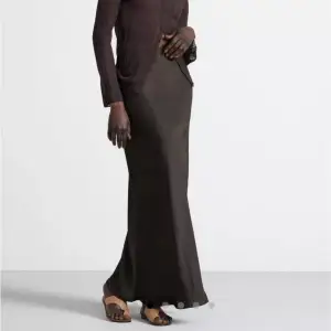 Satin kjol från Lindex som är mörkbrun, aldrig använd!