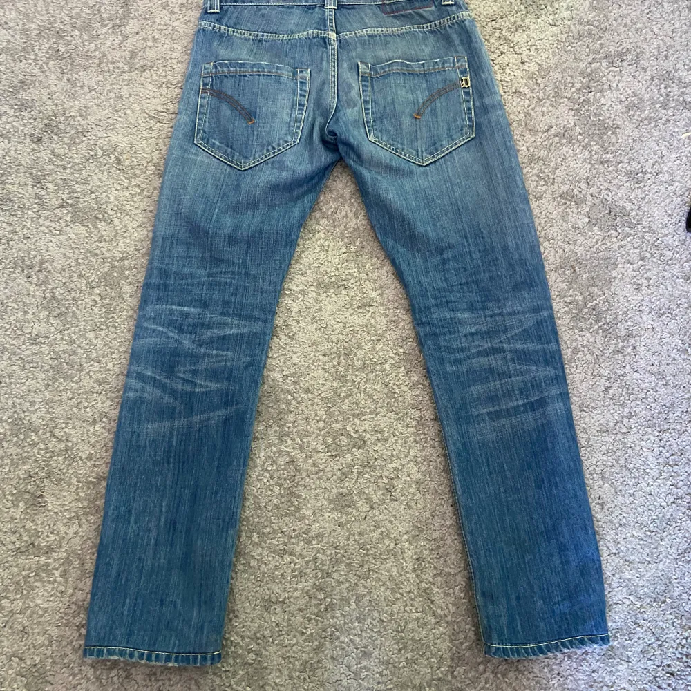 Säljer dessa mycket fina dondup George jeansen knappt använda men har tyvärr växt ur storlek 30 slim fit. Jeans & Byxor.