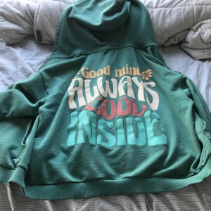En hoodie - Det är en hoodie i storlek S, från pull and bear, grön? 