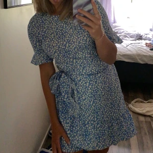 Den perfekta midsommarklänningen  - En jätte fin blå klänning ifrån vero Moda passar perfekt till midsommar eller sommaren överlag!