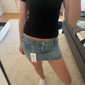 Mini jeans kjol! - Prislapparna kvar! Kommer med ett skärp som man kan ta av och på! Super fin!