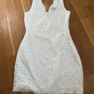 Spets klänning  - Använd 1 gång 