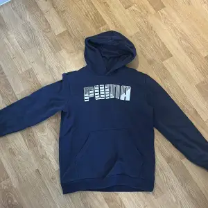 Puma hoodie Säljer pga för liten