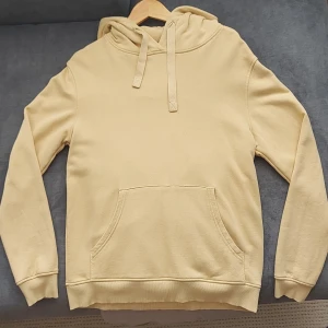 Bamboo/Bomulls Hoodie Small  - Mjuk och skönt hoodie i fint skick, använd enstaka gång. • Rak modell • Fodrad huva med dragsko • Stor ficka • Ribbad mudd i ärmsluten och nedtill  Kvalitet: Grovstickad Material: 52% Viskos, 43% Bomull, 5% Elastan Tvättråd: Maskintvätt 30°