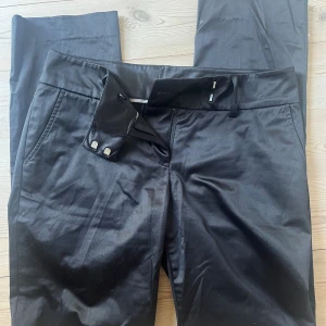 Glansiga byxor  - Svarta glansiga kostymbyxor! Köpt på secondhand, bra skick! 