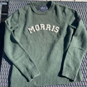 Morris stickad tröja  - Hejsan! Jag säljer en grön stickad morriströja då den inte kommer till användning. Tröjan är använd men ser likadan ut som en ny och har inga defekter. Storleken sitter som en S. Priset är inte hugget i sten! Tveka inte på att höra av dig vid frågor!