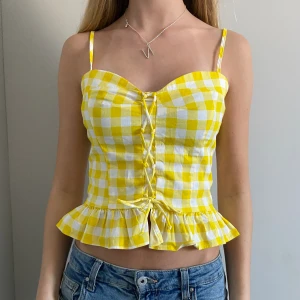 Topp  - Säljer denna snygga korsettliknande topp från mango!  Storlek S säljer för 150!💞