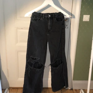 Svarta Jeans  - Jeansen är i bra skick och nästan aldrig använd💗