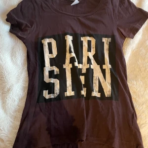 T-shirt  - Vintage t-shirt från Ginatricot, den är figur sydd så den sitter väldigt snyggt på! Hör av er vid frågor!(: