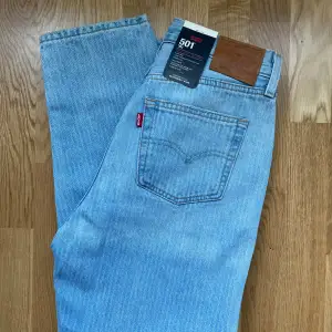 Oanvända 501 jeans från Levis med lappen på. Säljer då de är för små. Storlek 28 x 29. Hör av dig vid fler frågor!💕