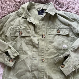 Jacka från Bershka - Jacka från Bershka som inte längre kommer till användning. Lite grönare i färgen än vad som syns på bilderna, en knapp har tyvärr gått sönder som syns på bilderna, men inget man tänker mycket på. Skriv för fler bilder!!💚