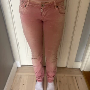 Rosa lågmidjade jeans - Jättefina lågmidjade jeans från miss 60. Jylfen är tyvärr sönder men knappen fungerar och det syns knappt.