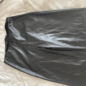 Skinnbyxor - Super snygga raka skinnbyxor från Nelly i storlek M. Säljer eftersom jag har för mycket kläder. Byxorna har bara använts fåtal gånger så dem är precis som nya. Hör av dig vid frågor!