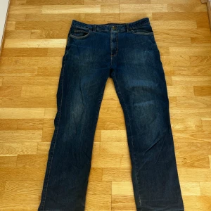 Mörkblå Jeans, Flash Jeans - Längd: 105 cm Innerbenet: 77 cm Midja: 80 cm 