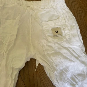 Low waist linnebyxor - Vita low waist linnebyxor från en liten affär i Frankrike