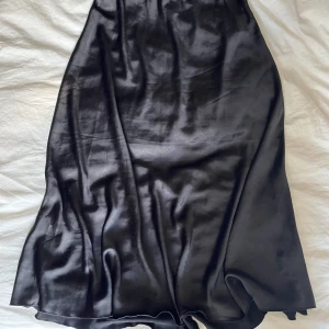 Silkeskjol - Helt oanvänd medel silkeskjol från new yorker, storlek eu36 (S). Pris kan sänkas vid snabb affär (BVSA), köparen står för frakt!
