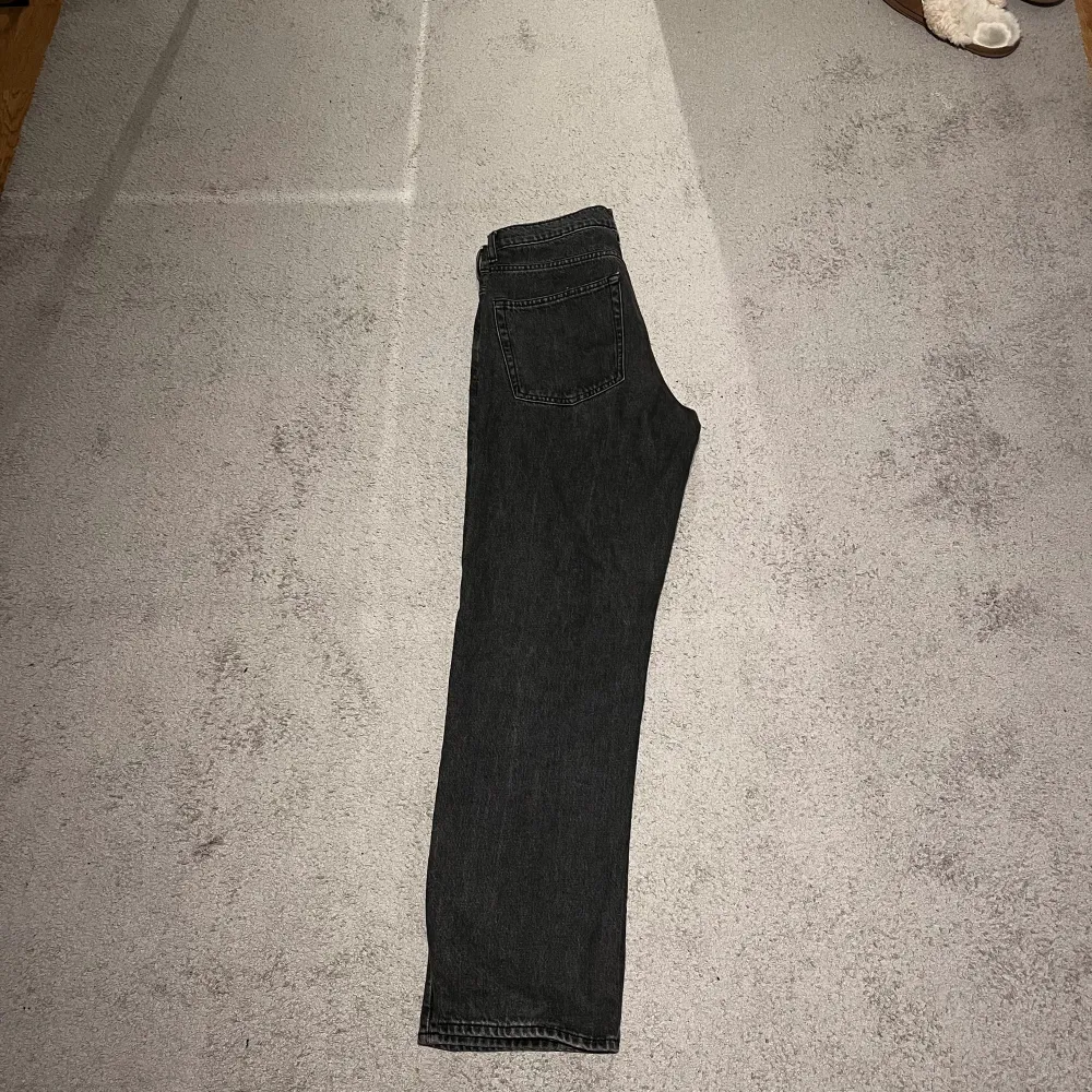 Säljer ett par grå Vailent jeans i mycket bra skick. Det är i storlek S och nypris är 699kr. Skriv om ni undrar något och kom gärna med prisförslag!. Jeans & Byxor.