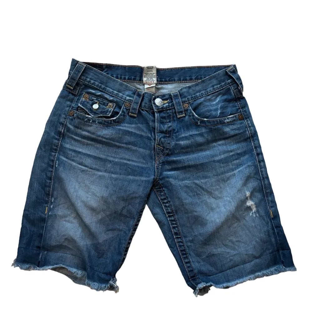 true religion shorts med en lite rip på framsidan! vintage och har småa fickor. . Shorts.