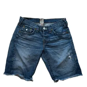 true religion shorts med en lite rip på framsidan! vintage och har småa fickor. 