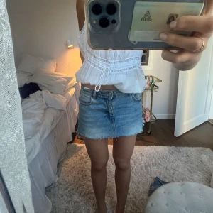 Jeanskjol - Lågmidjad jeanskjol i storlek xs/s