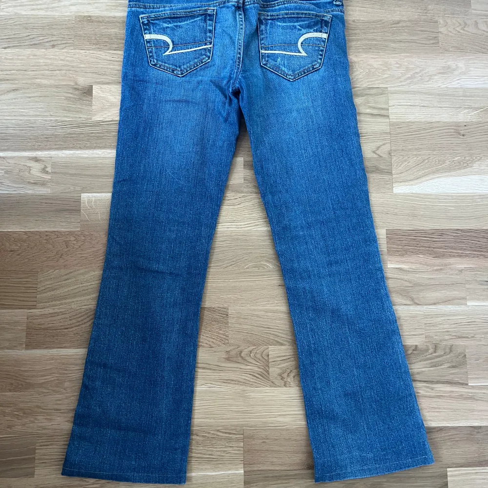 Blå jeans med låg midja i bra skick från American Eagle. Jag säljer se på grund av att de inte passar mig längre. Passar storlek 34/36 och de har varit uppsydda för att passa mig (158cm).. Jeans & Byxor.