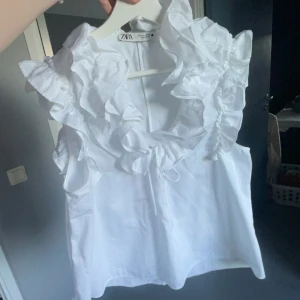 Volang zara topp - Säljer denna söta volangtoppen från zara i strl L men sitter snyggt på S/M också ❤️mycket bra skxik