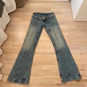 Helt nya ordentligt lågmidjade bootcut jeans från monki som inte säljs längre, Har bara en bild med de på för de är för tajta. Fråga privat för bild.  Innerbenslängd: 78cm Midjemått: 32-34cm (har stretch) Grenhöjd: 16,5 cm 💗 Säljer fler jeans.