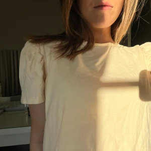 Topp med puffärmar  - Puffärmars topp i beige färg💗
