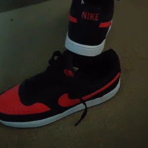 Röda nike skor - Säljer mina röda nike skor då dem är för små. Storlek 43 och skick 9/10 alltså väldigt bra skick.