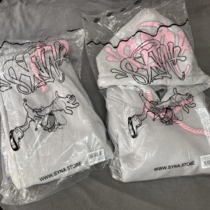 Syna world tracksuit (grå) - Köpt: synaworldstore  Skick: 9/10 Skador: inga Passform: XS/S