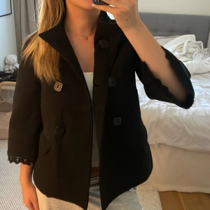 Trekvartsärmad jacka - Sjuuukt söt trekvartsärmad jacka med söt detalj på ärmarna. 💋tror märket är ”Papaya” men minns inte och det står inte i jackan. 