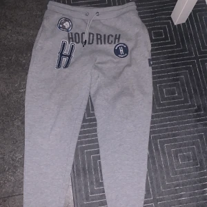 Hoodirich byxor helt oanvända fick den nyss - Hoodirch byxor grå 