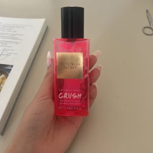 Victoria secret body mist Crush  - En body mist från Victoria secret i doften Crush, ungefär 60% kvar 